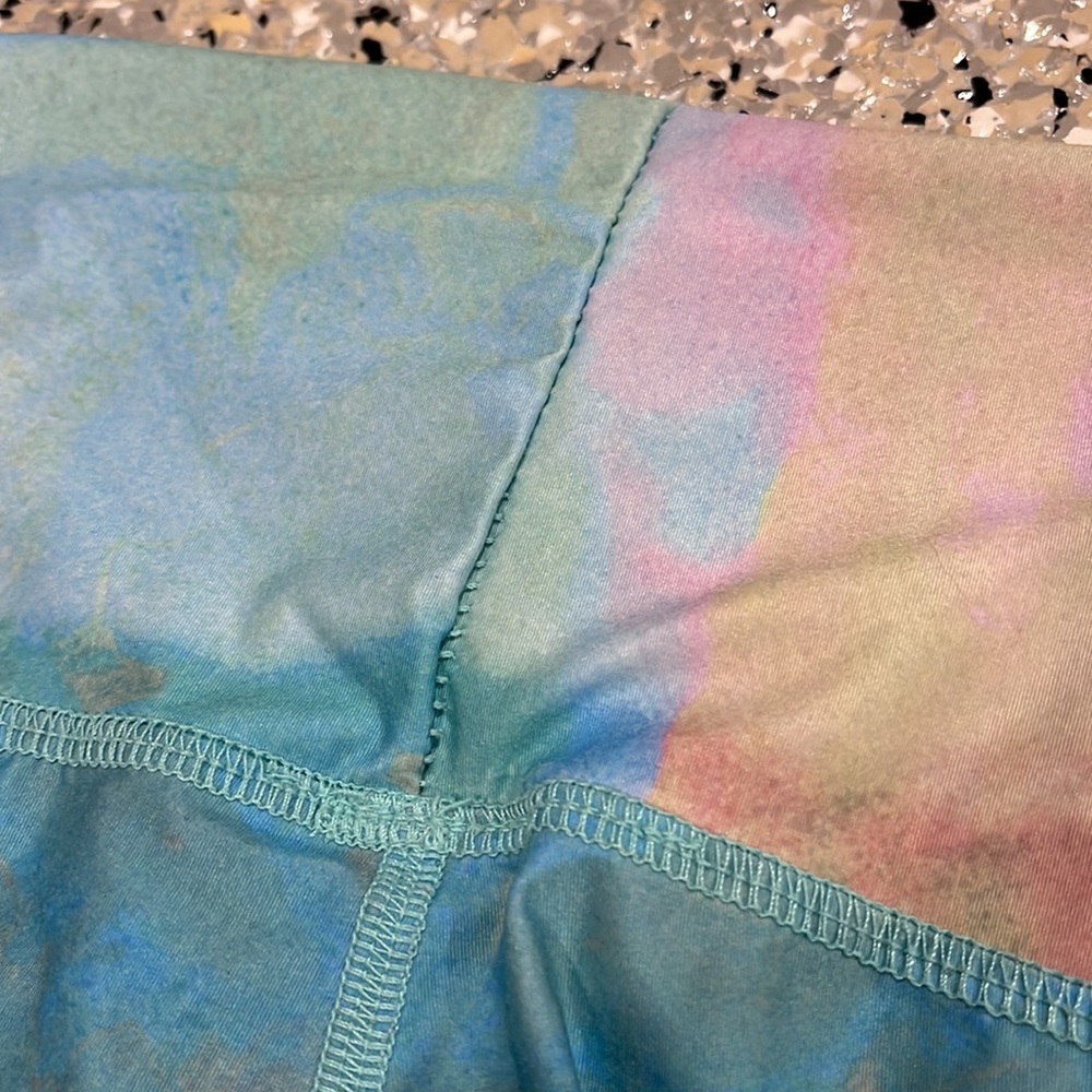Teeki Yoga Hot Pants Legging in Tarot Magick Feather - Picture 5 of 5